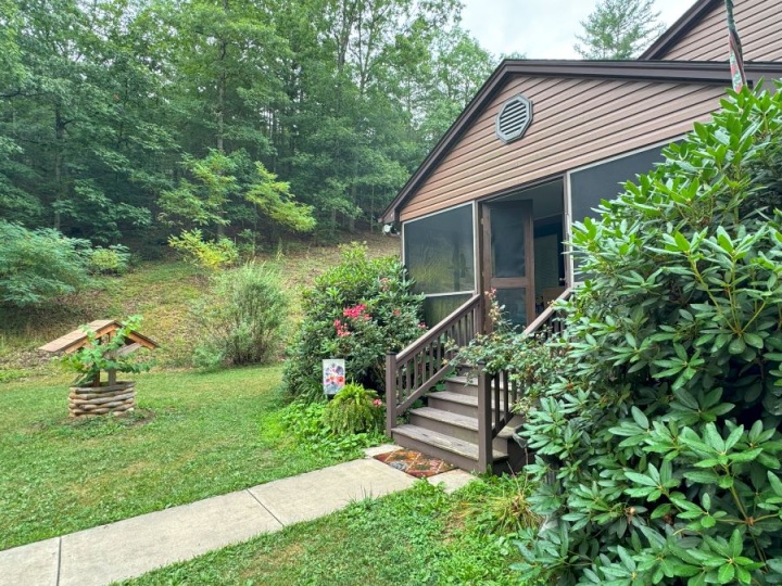 562 Larry and Linda Lane, Brandywine, West Virginia 26802, 3 Bedrooms Bedrooms, ,2 BathroomsBathrooms,Homes,SGR,Larry and Linda Lane,1094