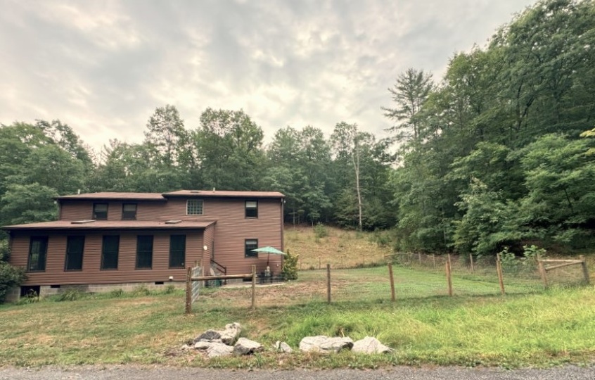 562 Larry and Linda Lane, Brandywine, West Virginia 26802, 3 Bedrooms Bedrooms, ,2 BathroomsBathrooms,Homes,SGR,Larry and Linda Lane,1094